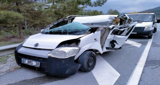 Akseki'de Kamyonla Ticari Araç Çarpıştı - İki Yaralı
