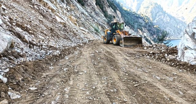 Çokran Yolu Heyelan Sonrası Trafiğe Açıldı