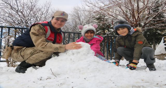 Kahramanmaraş'ta Jandarma Ekipleri Çocukların Sevincine Ortak Oldu