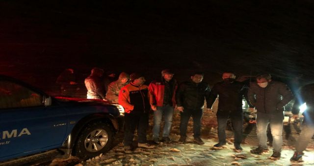 Kar Yağışı Nedeniyle Yaylada Mahsur Kaldılar Ekipler Kurtardı