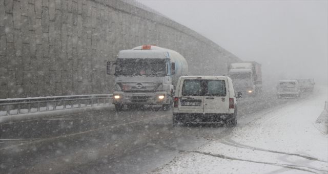 Adana-Pozantı-Ankara Otoyolu Kar Nedeniyle Sürücülerin Kabusu Oldu