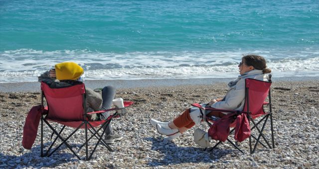 Antalya'da Güneşi Gören Vatandaş Sahile Akın Etti