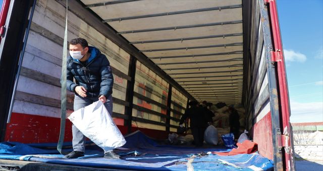 Burdur İnsan Hak Ve Hürriyetleri Suriye'ye İnsani Yardım Malzemesi Gönderdi