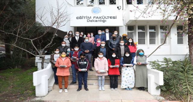 Çukurova Üniversitesi'nden İhtiyaç Sahibi Öğrencilere Tablet