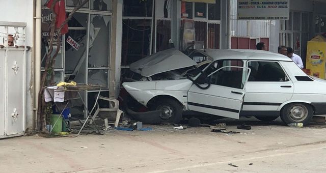 Kahramanmaraş'ta El Freni Çekilmeyen Hafif Ticari Araç İş Yerine Çarptı