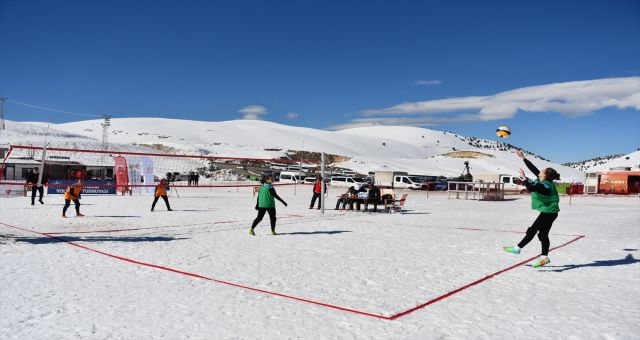 Kahramanmaraş'ta Kar Voleybolu