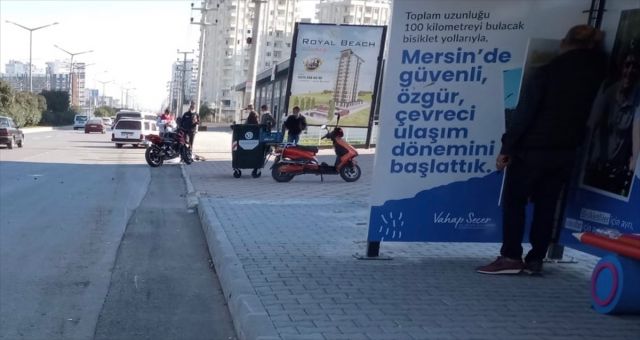 Motosiklet Otobüs Durağına Girdi