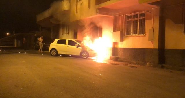Park Halindeki Otomobil Alev Aldı