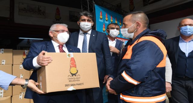 Başkan Mahçiçek Temizlik Personeline Erzak Paketi Dağıttı