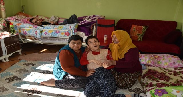 Doğuştan Engelli Üç Evladına Yıllardır Bebek Gibi Bakıyor