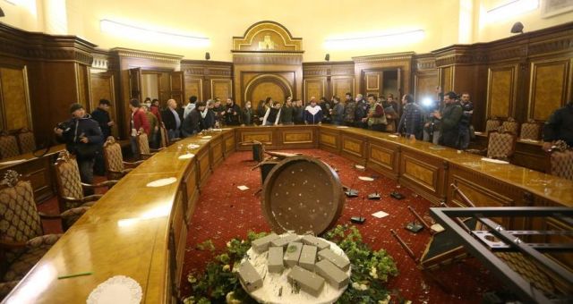 Ermenistan'da Hükümet Binasına Baskın