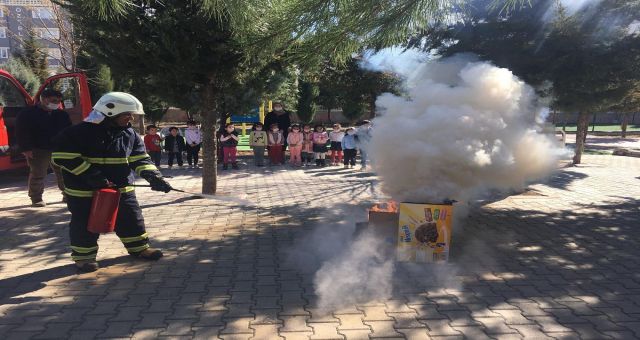 İtfaiyecilerden Miniklere Yangın Eğitimi