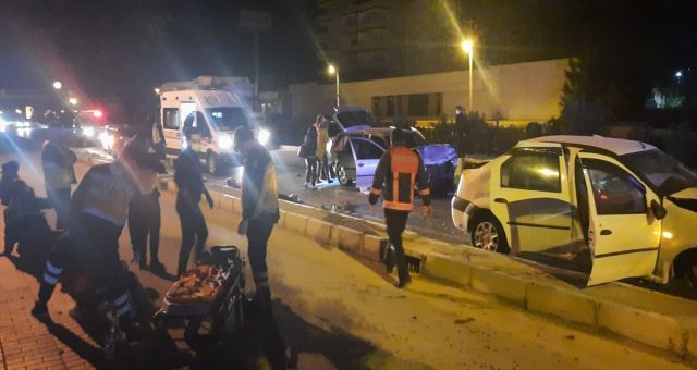 Mersin'de İki Otomobil Çarpıştı