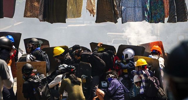 Myanmar'da Üç Protestocu Öldü