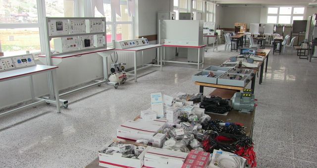 Akedaş'tan Nurhak Teknik ve Endüstri Meslek Lisesi'ne Atölye ve Kütüphane Desteği