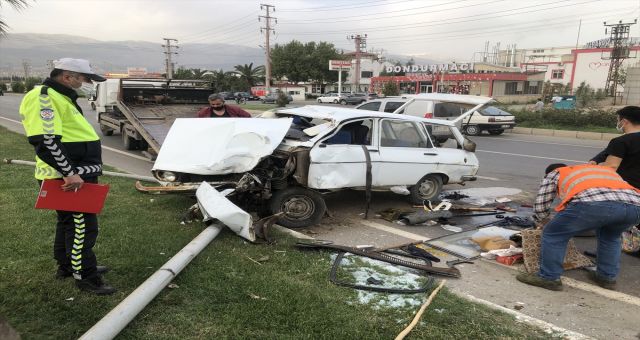 Araç Kontrolünü Kaybetti Direğe Çarptı İki Yaralı