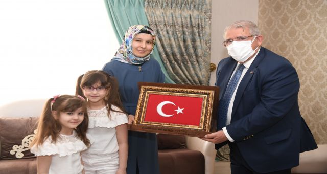 Başkan Mahçiçek, Anneler Günü’nde Onları Yine Yalnız Bırakmadı