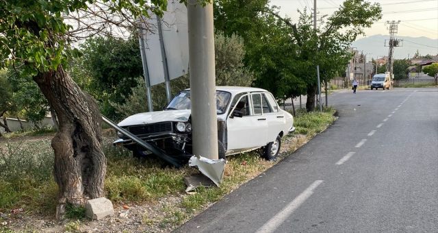 Elektrik Direğine Çarpan Araçtaki İki Kişi Yaralandı