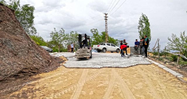 Kahramanmaraş Andırın İlçesinde İki Yol Çalışması Daha Tamamlandı