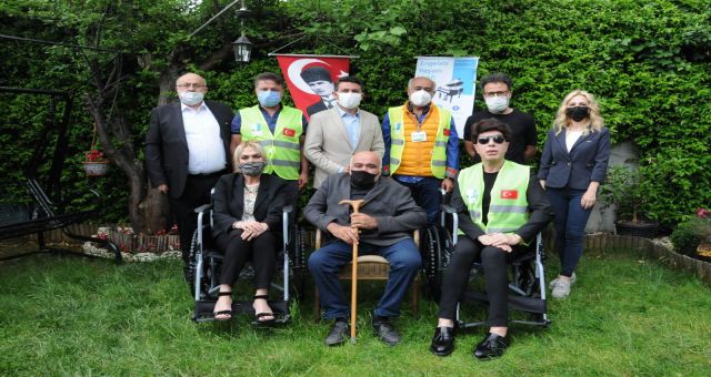 Kahramanmaraşlı muhabir 50 engelliye tekerlekli sandalye bağışladı