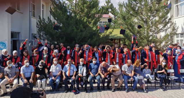 İstiklal Üniversitesi Emyo'da Mezuniyet Heyecanı