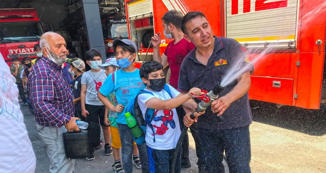 Kırmızı Baretliler Miniklerin Kahramanı Oldu