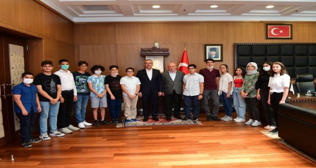 Başkan Güngör LGS'de Derece Yapan Öğrencilerle Buluştu