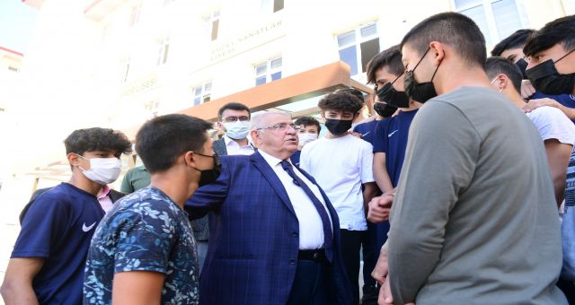 Başkan Mahçiçek Eğitim Yatırımlarında Sınır Tanımıyor