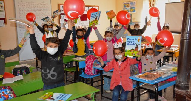 Kahramanmaraş'ta Gezici Kütüphanesi Sarıgüzel’de Çocuklarla Buluştu