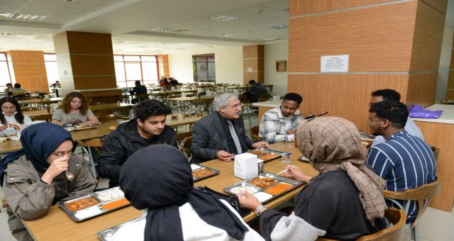 Kahramanmaraş Sütcüimam Üniversitesi Rektörü Prof. Dr. Niyazi Can, Yemekte Öğrencilerle Bir Araya Geldi