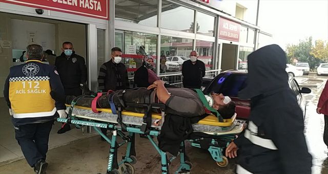 Adana'da Otomobile Çarptıktan Sonra Uçuruma Yuvarlanan Aracın Sürücüsü Yaralandı