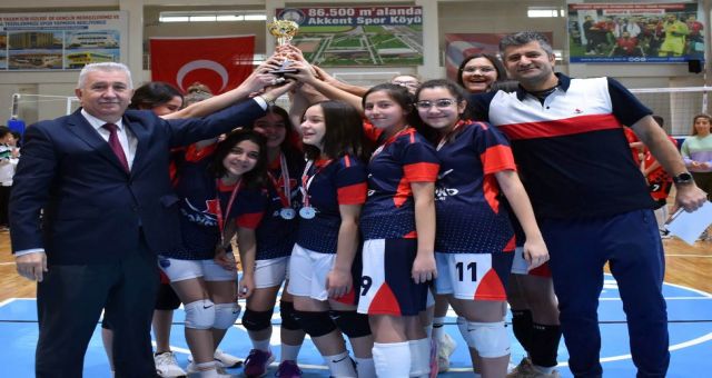 Sanko Okulları Kız Voleybol Takımı İkinci Oldu