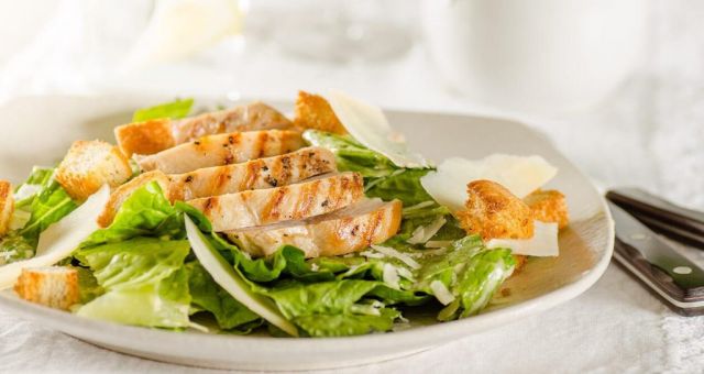 Tavuklu Sezar Salata Hazırlanışı
