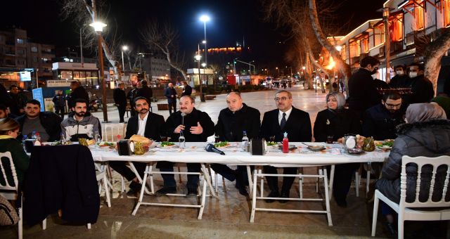 Bakan Varank Demokrasi Meydanı’nda Gençlerle Buluştu