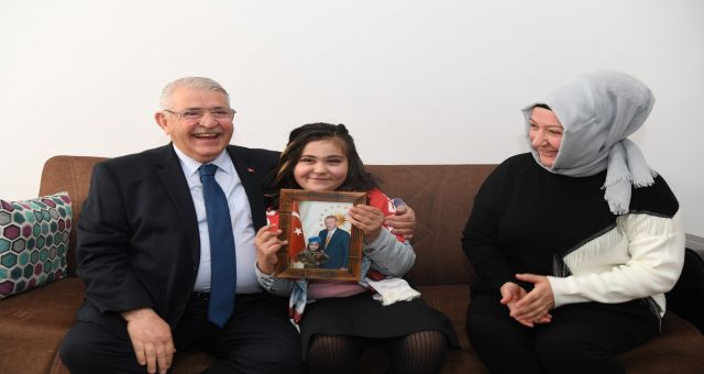 Başkan Mahçiçek’ten Cumhurbaşkanı Erdoğan hayranı minik İkra’ya doğum sürprizi