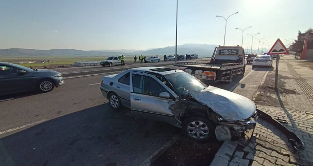 Kahramanmaraş'ta otomobiliyle polis noktasına daldı: 1’i polis 3 yaralı