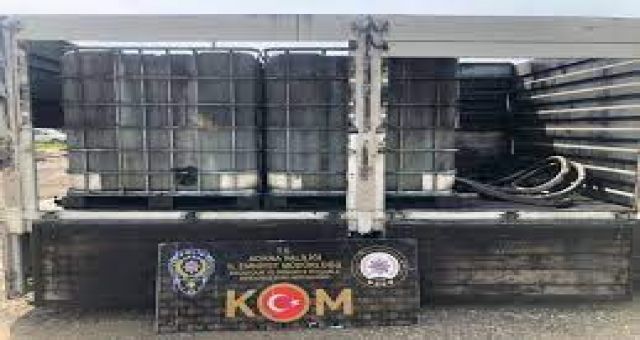 Kamyonette 3 bin 300 litre kaçak akaryakıt ele geçirildi