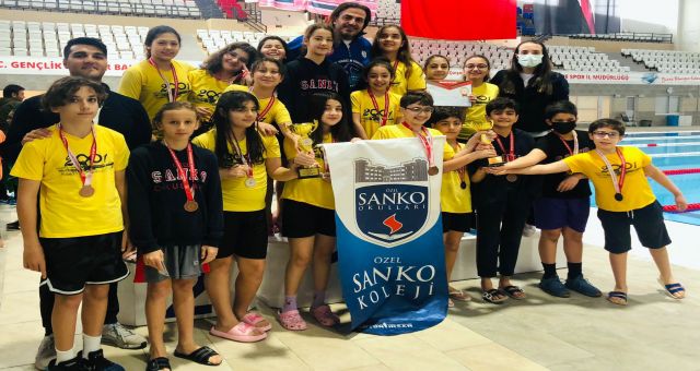 Sanko Okulları Yüzmede 39 Madalya Ve 2 Kula Kazandı