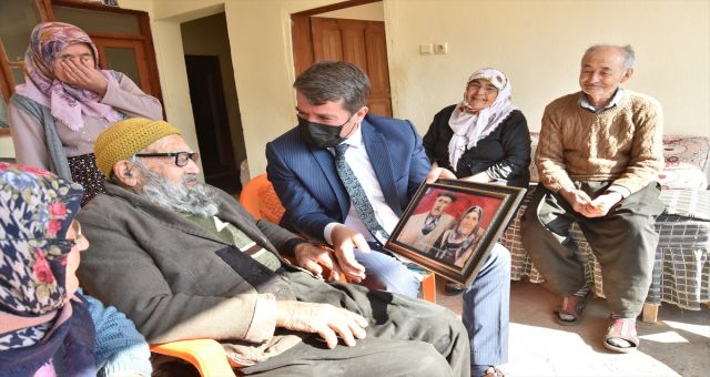 Türkoğlu Belediye Başkanı Okumuş Evliliklerinde 50 Yılı Geride Bırakan Çiftleri Ziyaret Etti