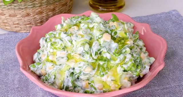 Yoğurtlu Marul Salatası Hazırlanışı