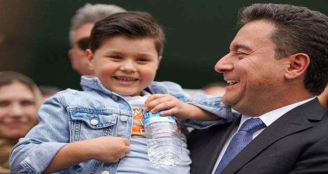 Ali Babacan Çocuklarla Oyun Oynadı