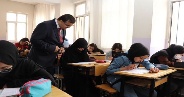 İl Millî Eğitim Müdürü Yusuf Kahraman 8. Sınıfları Ziyaret Etti