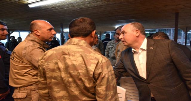 Vali Coşkun Jandarma Personeli Ve Güvenlik Korucularıyla İftar Yaptı