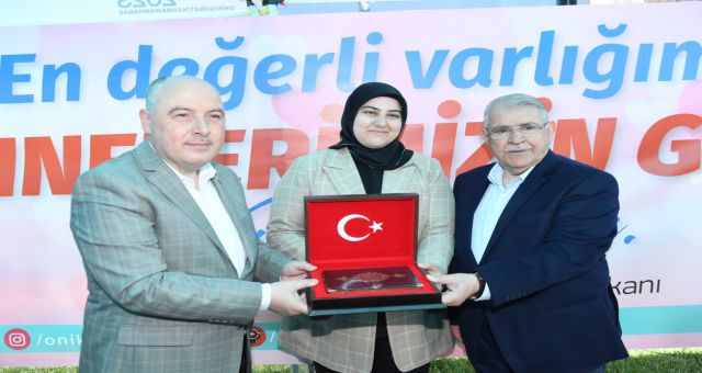 Başkan Mahçicek'ten Anlamlı Anneler Günü Kutlaması