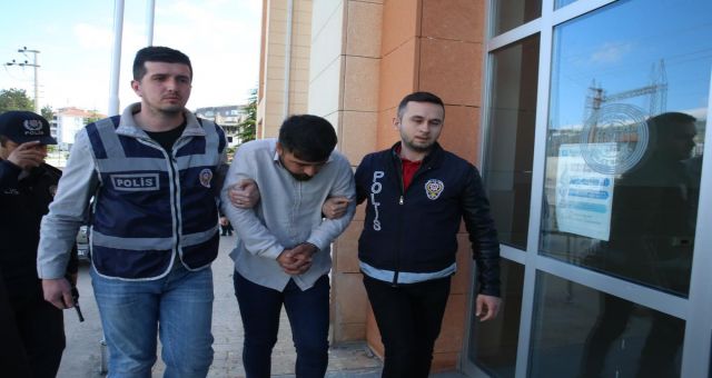 Bir kişinin ölü bulunmasıyla ilgili yakalanan 2 zanlı adliyede