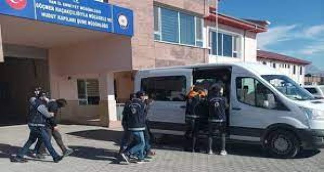 Göçmen kaçakçılığı yaptıkları iddia edilen 5 şüpheli tutuklandı