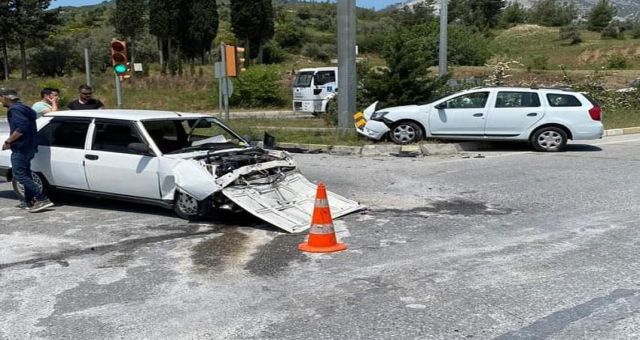 İki otomobilin çarpıştığı kazada 3 kişi yaralandı