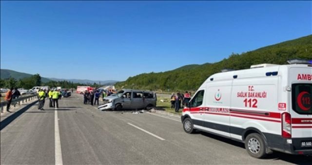Minibüs ile otomobilin çarpışması sonucu 2 kişi öldü, 12 kişi yaralandı