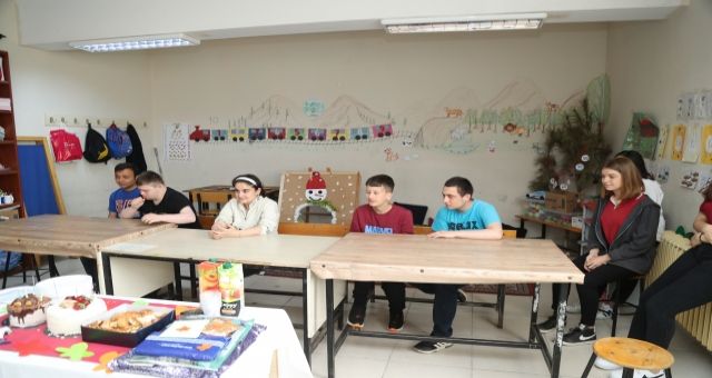 Özel öğrencilere doğum günü sürprizi