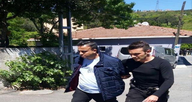 Tartıştığı kardeşini 7 yerinden bıçaklayan ağabey, elindeki kanlı bıçakla yakalandı